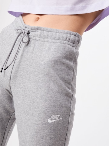 Nike Sportswear Дънки Tapered Leg Панталон в сиво