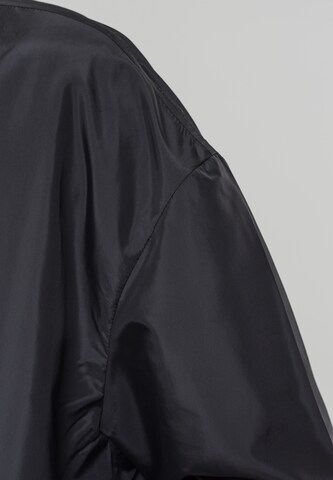 Urban Classics Přechodný kabát – černá