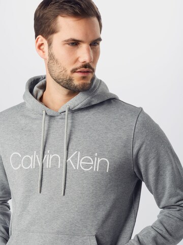 Calvin Klein كنزة رياضية بلون رمادي
