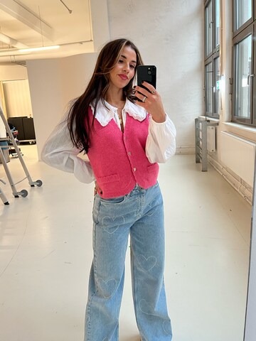 Pink Vest With Light Jeans Look
