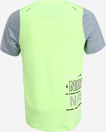 žalia NIKE Standartinis modelis Sportiniai marškinėliai 'Rise 365 Wild Run'