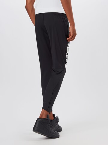 NIKE Slimfit Hose in Schwarz