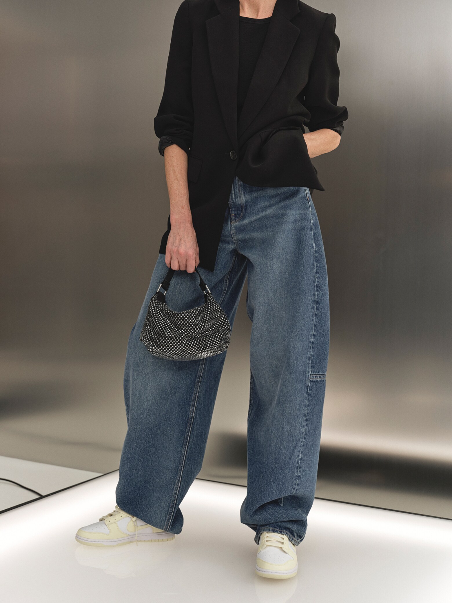 Там, где комфорт встречается со структурой. Джинсы Barrel: модная классика