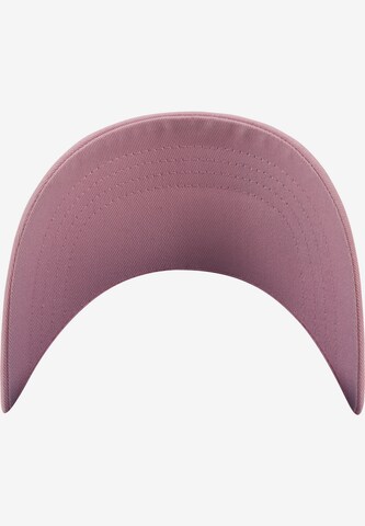 Șapcă de la Flexfit pe roz