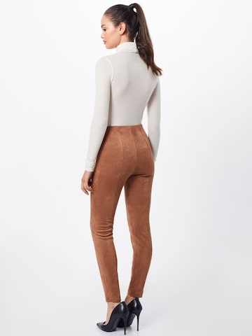 COMMA Skinny Leggings in Bruin: terug