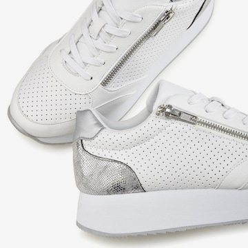 LASCANA Sneakers in White