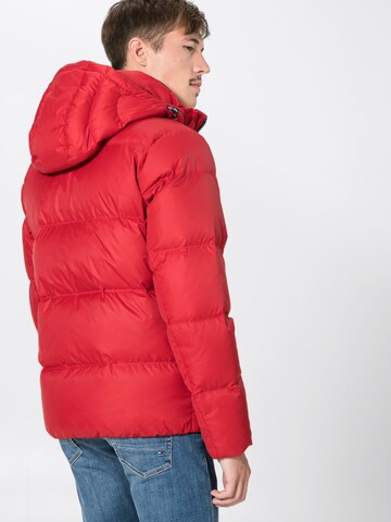 Tommy Jeans Winterjas 'ESSENTIAL' in Rood: terug