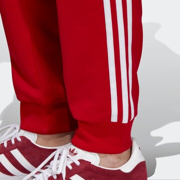 ADIDAS ORIGINALS Zwężany krój Spodnie 'Sst Tp' w kolorze czerwony