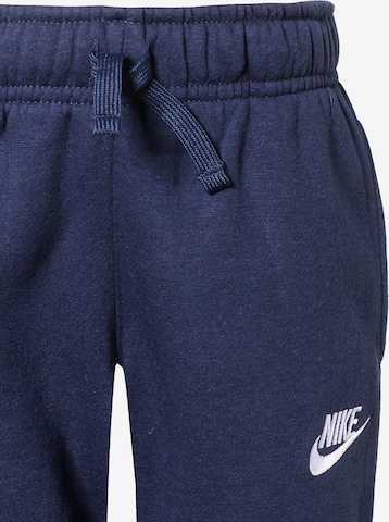 Nike Sportswear Tapered Bukser 'Club' i blå
