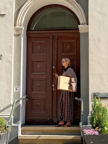 Short Jacket With Barrel Pants Look