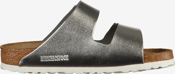 BIRKENSTOCK Pantofle 'Arizona' – stříbrná