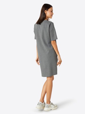 Robe minimum en gris : derrière