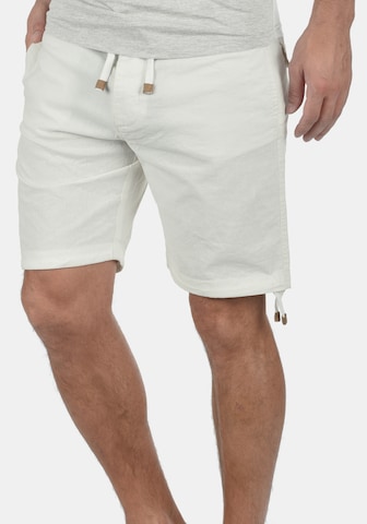 INDICODE JEANS Regular Shorts in Weiß: predná strana