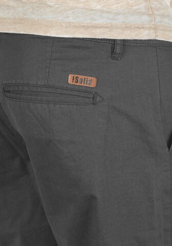 !Solid Regular Chinohose 'Thement' in Grau
