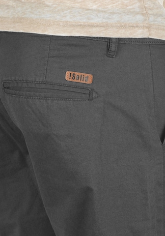 !Solid Regular Chinohose 'Thement' in Grau