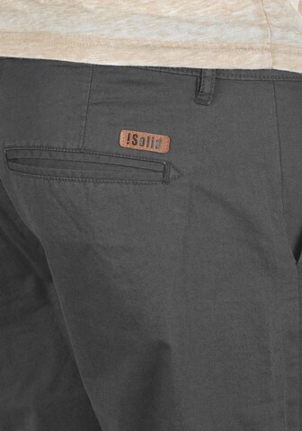 !Solid Regular Chinoshorts 'Thement' in Grau