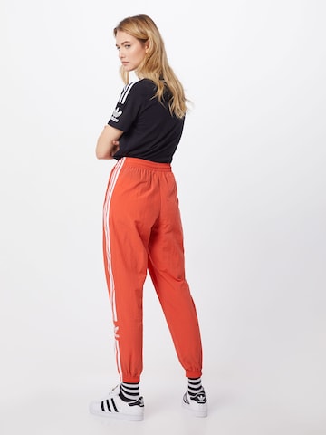 Effilé Pantalon 'Lock UP TP' ADIDAS ORIGINALS en rouge : derrière