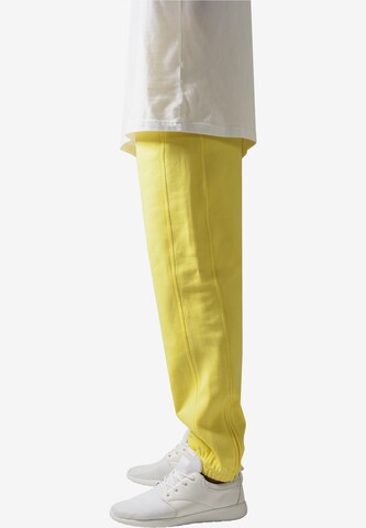 Urban Classics - Tapered Calças em amarelo