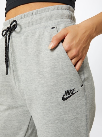 Nike Sportswear Дънки Tapered Leg Панталон 'Tech Fleece' в сиво