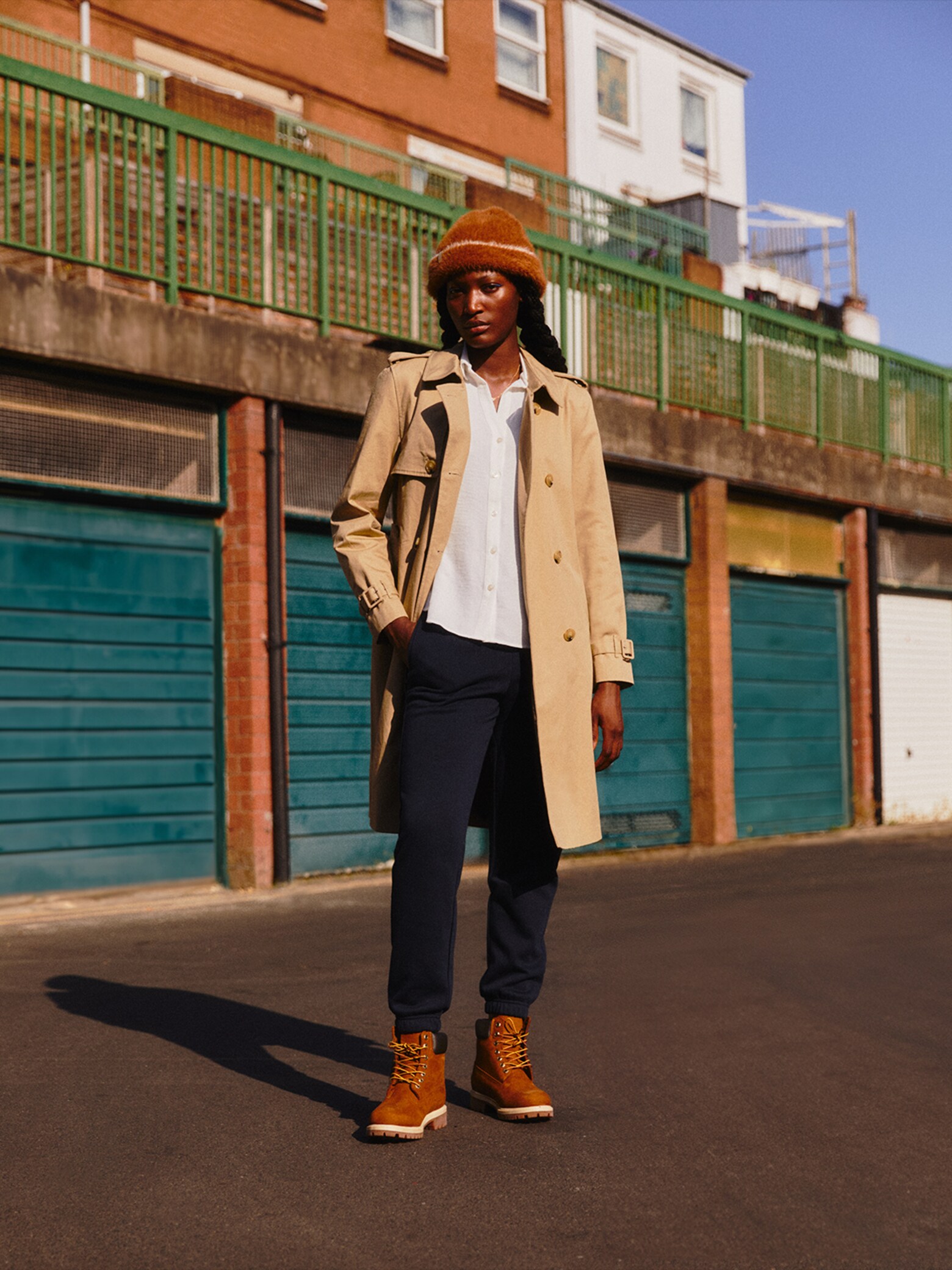 Mopesola - Classic Chic Trenchcoat Look