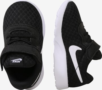 melns Nike Sportswear Brīvā laika apavi 'Tanjun Toddler': no sāniem