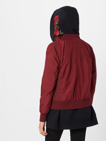 Veste mi-saison Urban Classics en rouge : derrière