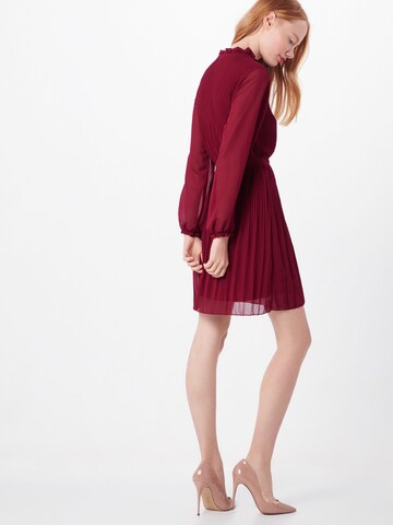 Rochie 'LONG SLEEVE PLEATED BELTED DRESS' de la Mela London pe roșu: spate