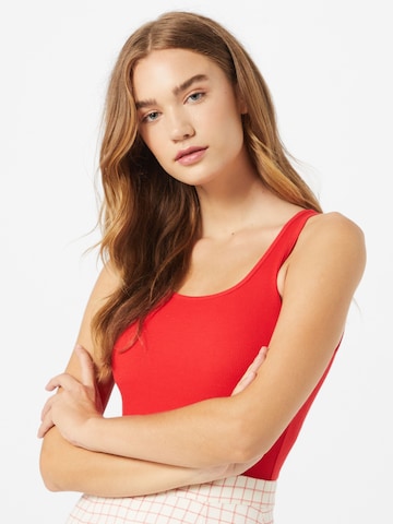 GAP - Top en rojo: frente