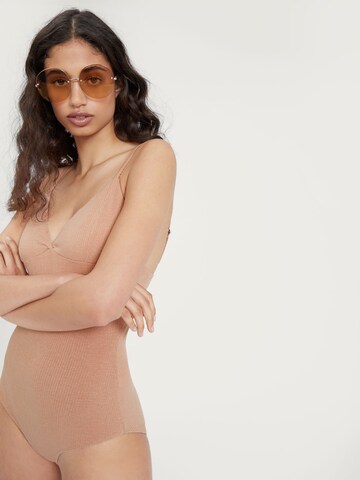 Tricou body 'Jihan' de la EDITED pe bej