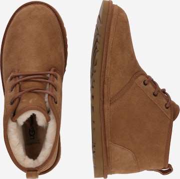 UGG Chukka Boots 'Neumel' i brun: side