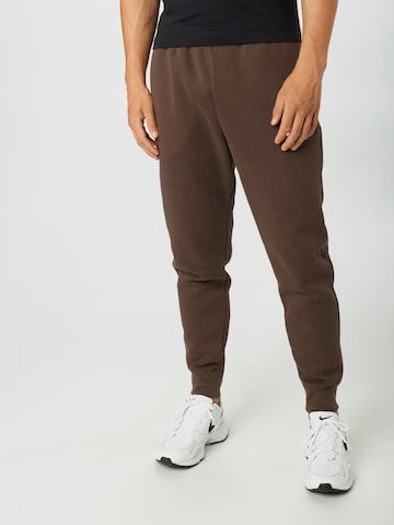 Effilé Pantalon 'Club Fleece' Nike Sportswear en marron : devant