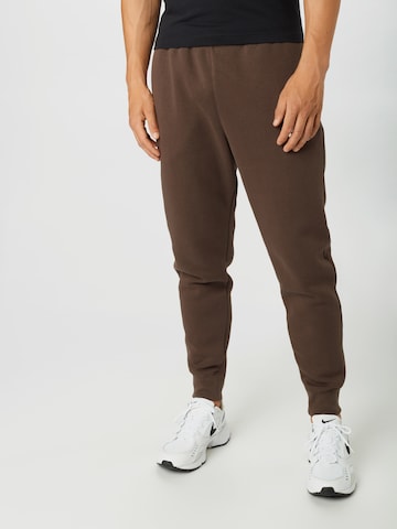 Nike Sportswear Tapered Broek 'Club Fleece' in Bruin: voorkant