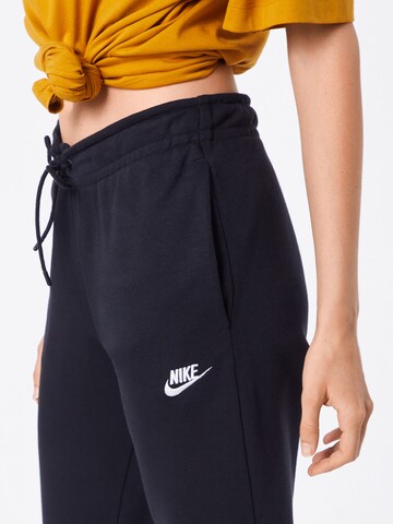 Nike Sportswear Zwężany krój Spodnie 'Essential' w kolorze czarny