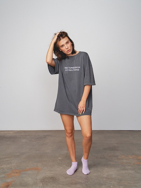 Millie Bobby Brown - Comfy Grey Oversized Look