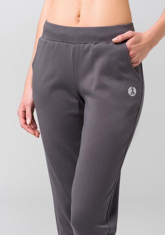 LASCANA ACTIVE Slimfit Sportbroek in Grijs