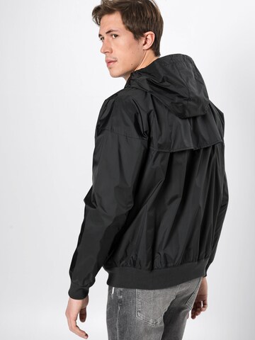 Coupe regular Veste mi-saison Nike Sportswear en noir