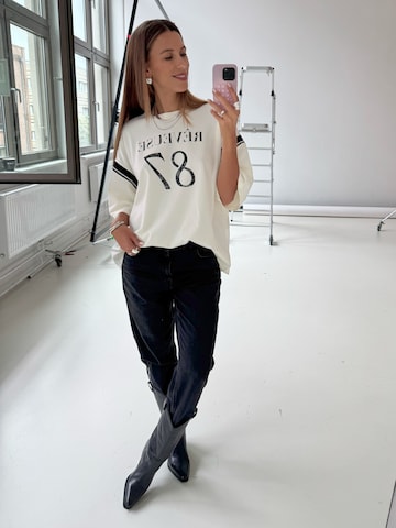 Oversized White T-Shirt Look