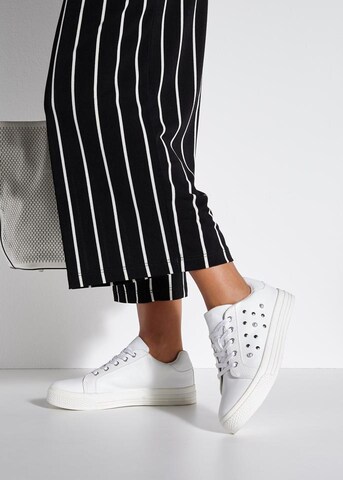 LASCANA Sneakers in White: front