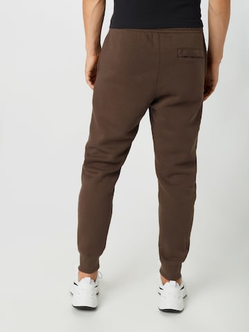 Effilé Pantalon 'Club Fleece' Nike Sportswear en marron