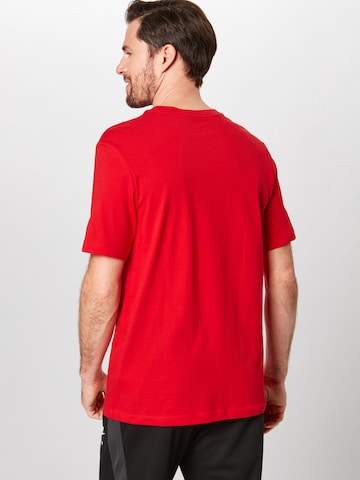 Regular fit Maglietta di Nike Sportswear in rosso: dietro