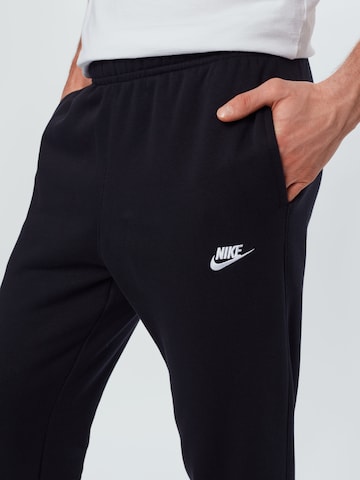 Nike Sportswear Tapered Housut 'Club Fleece' värissä musta