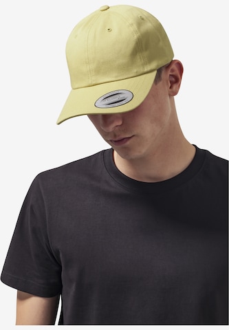 Șapcă de la Flexfit pe galben