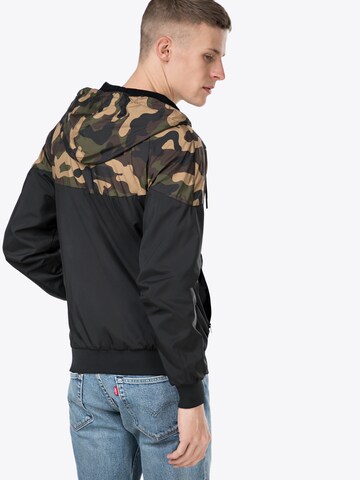 Urban Classics Демисезонная куртка в Черный: сзади