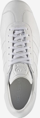 ADIDAS ORIGINALS Låg sneaker 'Gazelle' i vit