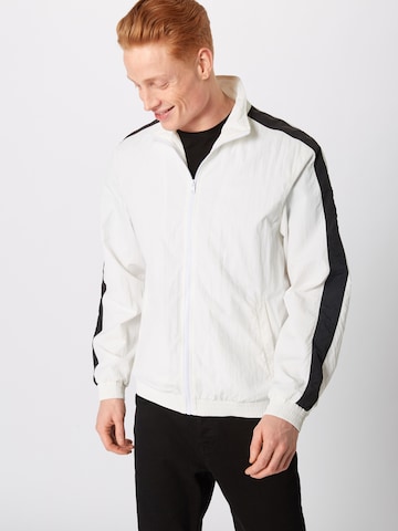 Veste mi-saison Urban Classics en blanc : devant