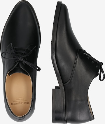 Chaussure à lacets 'Prime Derby' ROYAL REPUBLIQ en noir : sur le côté