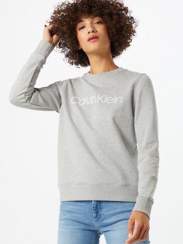 Calvin Klein Regular Суичър в сиво: отпред