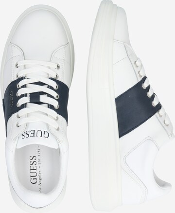 Baskets basses 'Salerno' GUESS en blanc