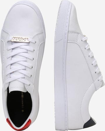 TOMMY HILFIGER Sneaker low 'Essential' i hvid: side