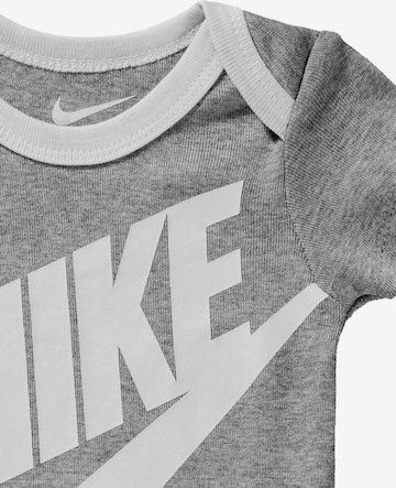 Nike Sportswear Normalny krój Zestaw 'Futura' w kolorze szary